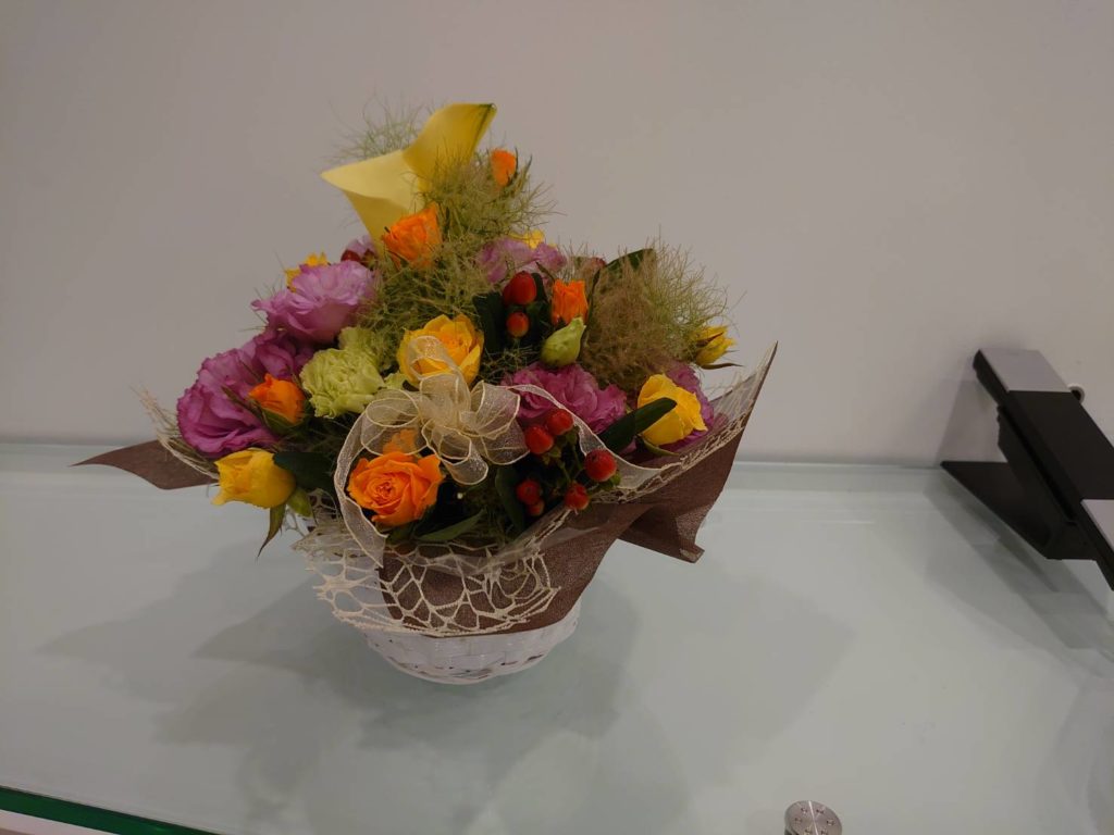 定期装花で 会社の受付をいつもおしゃれ空間に 花の店友楽園 ゆーらくえん 愛知県安城市のお花屋さん