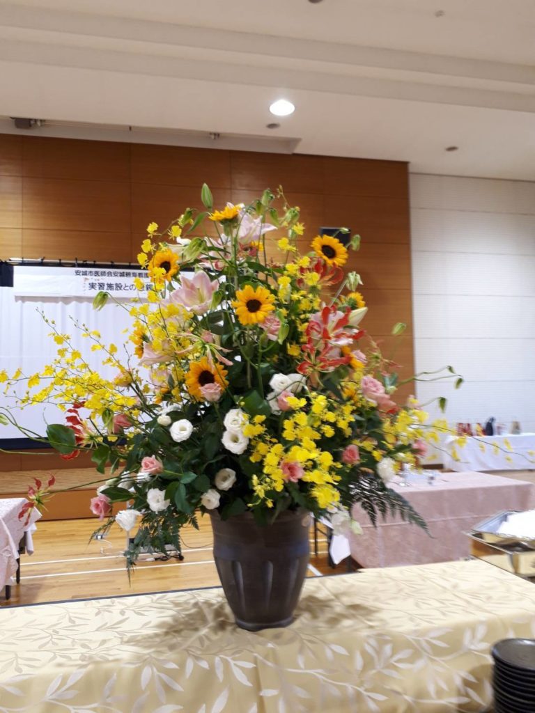 安城医師会館へお花を届けました 花の店友楽園 ゆーらくえん 愛知県安城市のお花屋さん